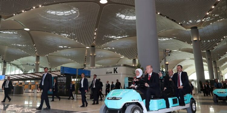 Istanbul : Erdogan inaugure le plus grand aéroport du monde