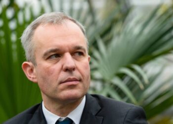 Le ministre fran&ccedil;ais de l'environnement dit "avoir honte" pour l'&eacute;quipage de l'Ulysse