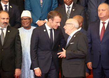 Emmanuel Macron r&eacute;it&egrave;re son soutien "absolu" &agrave; la Tunisie