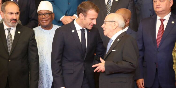Emmanuel Macron r&eacute;it&egrave;re son soutien "absolu" &agrave; la Tunisie