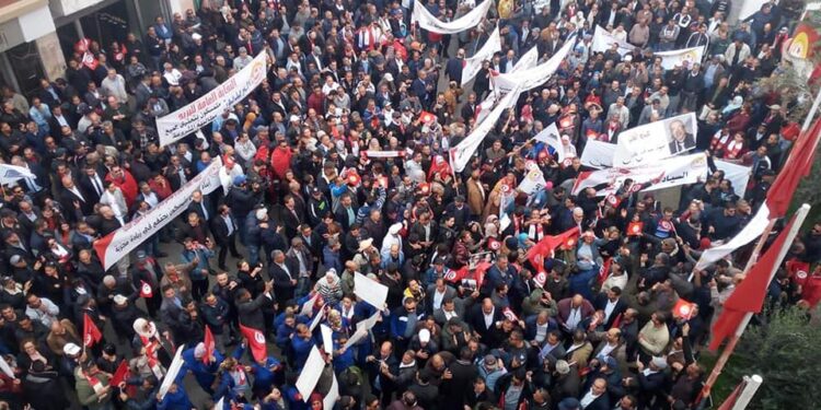Rassemblement devant le siège de l’UGTT : La grève générale de la fonction publique maintenue
