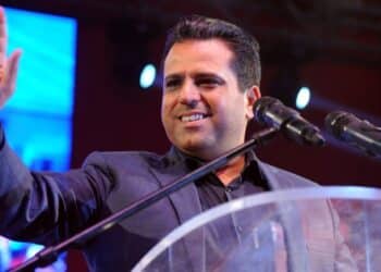 Trois questions &agrave; Slim Riahi, un homme traqu&eacute; qui fuit en avant
