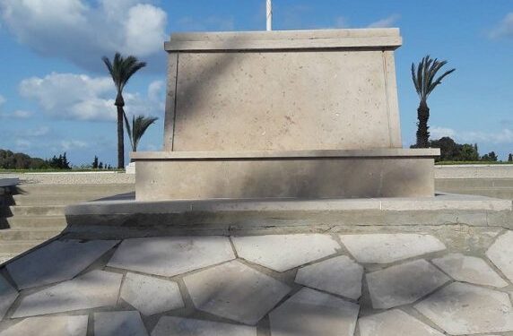 Pour l'Armistice, illumination des tombes &agrave; la N&eacute;cropole de Gammarth