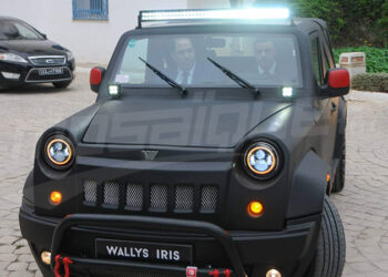 Coup de com : Quand Youssef Chahed se d&eacute;place &agrave; l'ARP &agrave; bord d'une voiture tunisienne