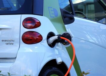 Dossier : En Tunisie, les voitures &eacute;lectriques attendent toujours le feu vert