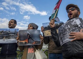 Tunis : Devant son minist&egrave;re, Ren&eacute; Trabelsi vis&eacute; par une manifestation
