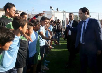 Le d&eacute;fi de Chahed, 100 stades dans les quartiers populaires