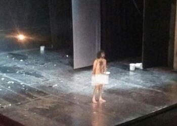 Un com&eacute;dien compl&egrave;tement nu sur la sc&egrave;ne du Th&eacute;&acirc;tre municipal de Tunis