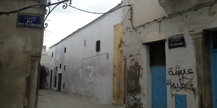 Insolite : Quand juges et plaideurs se font face dans les rues de la médina !