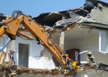 Ce maire tunisien anticipe une d&eacute;cision de d&eacute;molition, en rasant sa propre construction