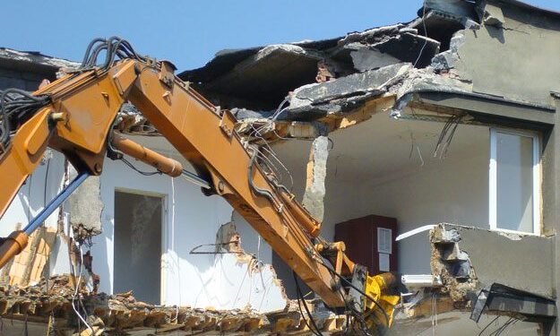 Ce maire tunisien anticipe une d&eacute;cision de d&eacute;molition, en rasant sa propre construction