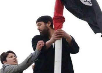 Drapeau national et étendard islamiste : Une enfant de la République mate un rejeton des "écoles coraniques"