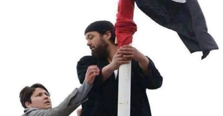 Drapeau national et étendard islamiste : Une enfant de la République mate un rejeton des "écoles coraniques"