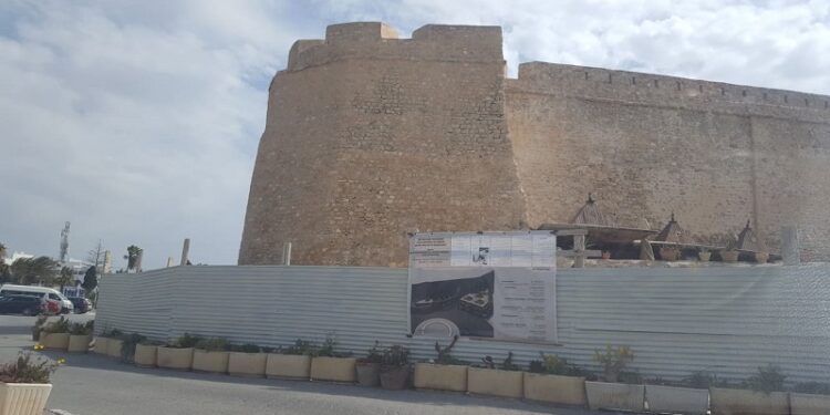 Hammamet : Entre parkings et cafés, les remparts de la ville étouffent