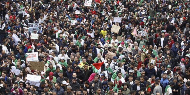 Algérie : Marée humaine historique contre Bouteflika