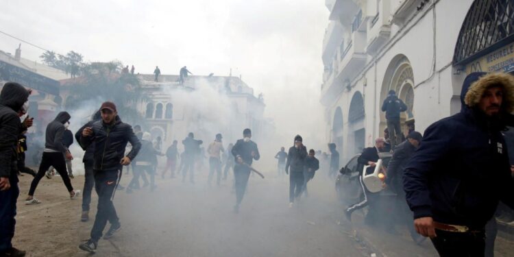 195 Algériens arrêtés lors des manifestations du vendredi