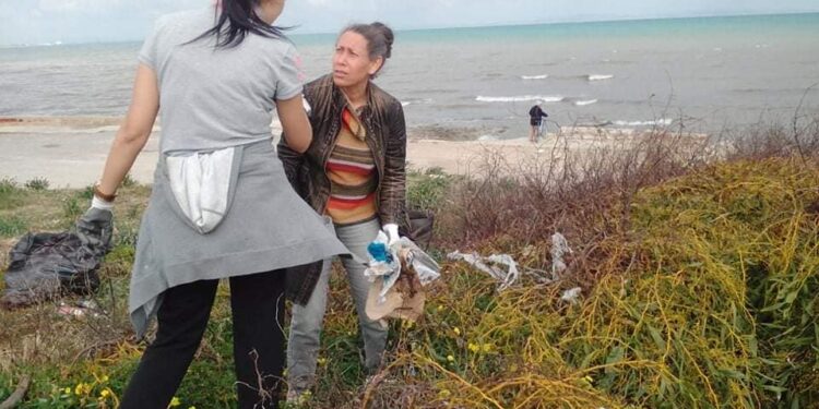 A Gammarth, la soci&eacute;t&eacute; civile nettoie, d&eacute;j&agrave;, la plage !