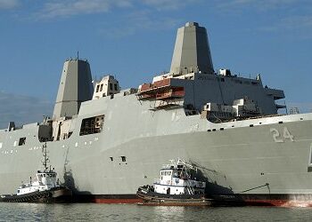 Le navire am&eacute;ricain USS Arlington accoste au port de La Goulette