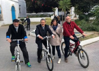 A v&eacute;lo, le maire de l'Ariana fait la promotion du d&eacute;placement &eacute;cologique