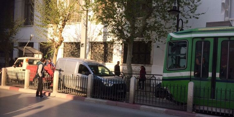 Tunis : Une voiture stationne sur la ligne du métro !
