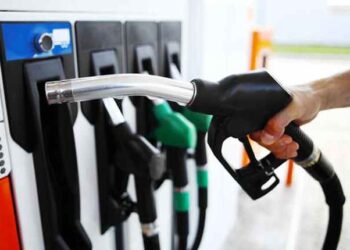 Sur les routes, les automobilistes protestent contre l'augmentation des prix du carburant