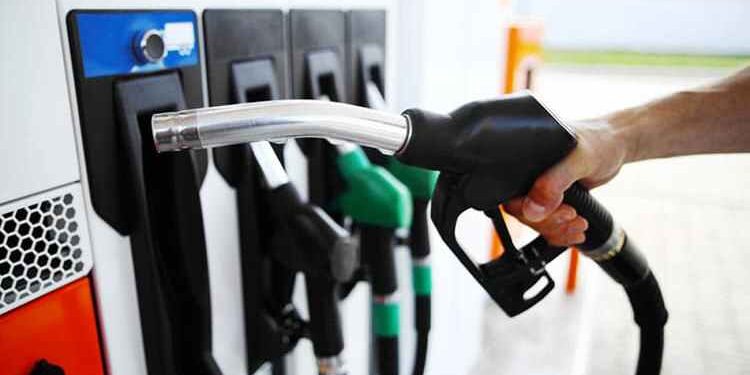 Sur les routes, les automobilistes protestent contre l'augmentation des prix du carburant