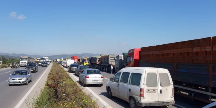Hausse du prix des carburants : Des poids lourds bloquent l'autoroute au niveau de Grombalia