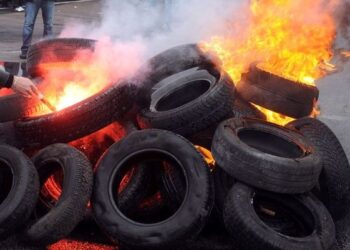 A Sidi Bouzid, les agriculteurs bloquent les routes nationales n&deg;3 et 13
