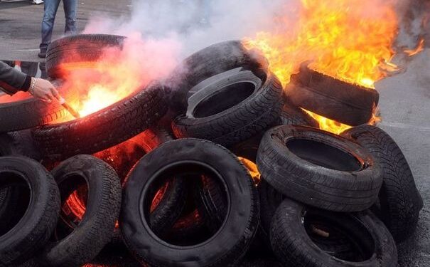 A Sidi Bouzid, les agriculteurs bloquent les routes nationales n&deg;3 et 13