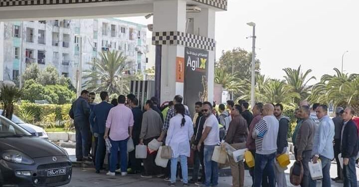 Carburant : Stations à sec, files d'attente et bidons en main