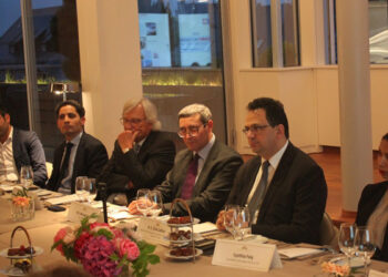 Hommes d&rsquo;affaires italiens et allemands au forum de l&rsquo;investissement de Tunis