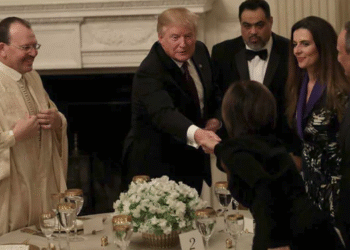 En jebba, l'ambassadeur de Tunisie aux USA rompt le je&ucirc;ne aux c&ocirc;t&eacute;s de Trump
