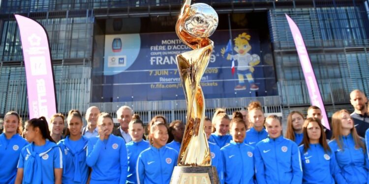 18 jeunes footballeuses de Bouhajla à Paris pour assister à un match de Coupe du monde