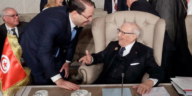 Youssef chahed au chevet de Béji Caid Essebsi à l'hôpital militaire