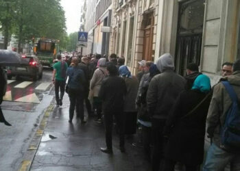 A Paris, les Tunisiens font la queue devant l'agence Tunisair