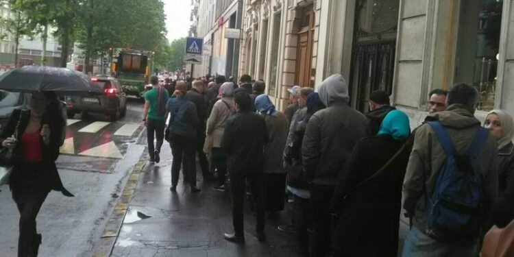 A Paris, les Tunisiens font la queue devant l'agence Tunisair
