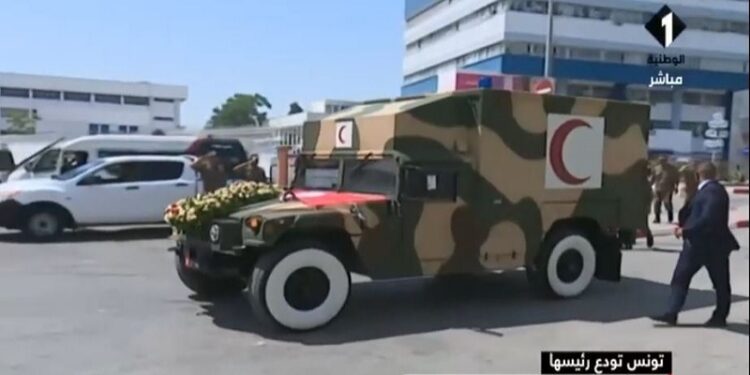 La dépouille de Béji Caid Essebsi quitte l'hôpital militaire vers le palais de Carthage