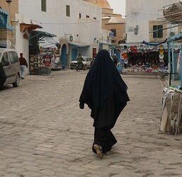 Olfa Youssef : "Le niqab doit être interdit dans tout l'espace public"