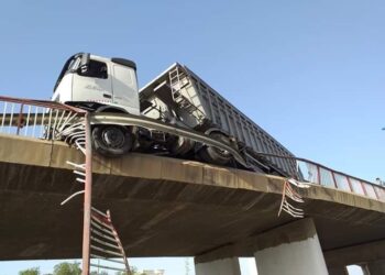 A deux doigts de la catastrophe : Le poids lourd a failli plonger !