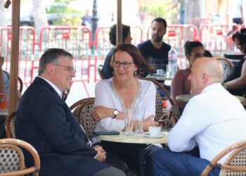 Message rassurant : L'ambassadeur américain se balade à l'Avenue Habib Bourguiba