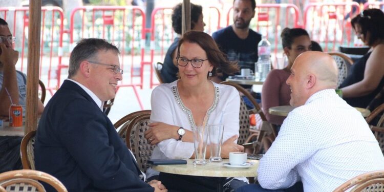 Message rassurant : L'ambassadeur américain se balade à l'Avenue Habib Bourguiba