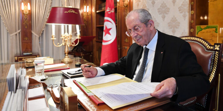 Présidentielle : Ennaceur signe le décret appelant les électeurs au vote