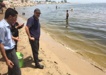 Le Kram : Fathi Layouni inspecte l'eau de mer