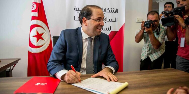 Sur Facebook, Chahed publie ses données fiscales