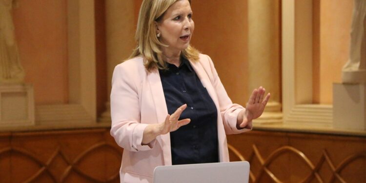 Pour Salma Elloumi, la Tunisie est un pays laïc selon la Constitution !