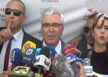 Qui est l'homme aux lunettes noires ?