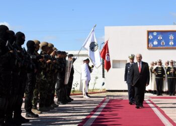 Mohamed Ennaceur décore les blessés de l'attentat contre le bus de la Garde présidentielle