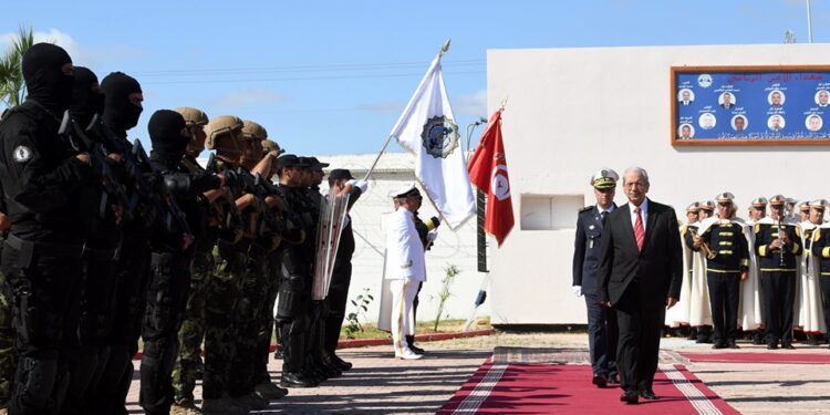 Mohamed Ennaceur décore les blessés de l'attentat contre le bus de la Garde présidentielle