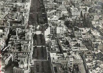 Le centre-ville de Tunis vu du ciel : Une porte, deux avenues et le lac au loin !