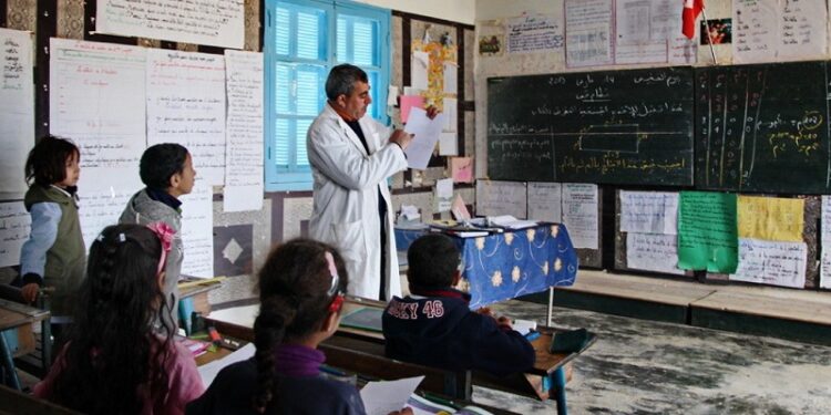 L’interdiction des enseignants du public de travailler dans le privé reportée à 2021-2022